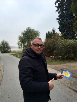 Enrico Nehls bei der Flyerverteilung in Hohen Viecheln