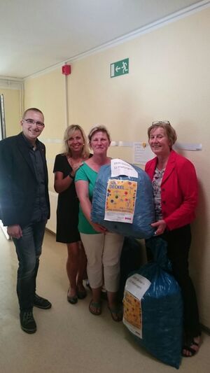 Übergabe der Deckel in der Kita Bad Kleinen