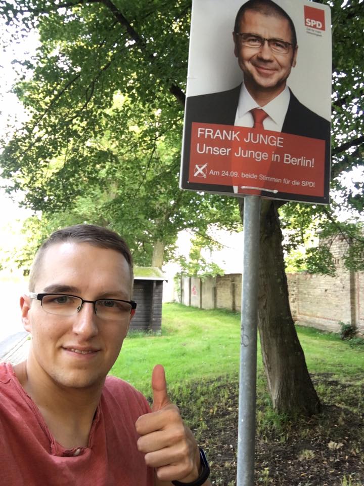 Anbringung Plakate von Frank Junge durch Kevin Nehls